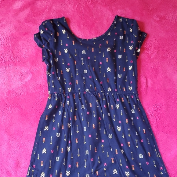 Spring and summertime dress - Picture 2 of 3